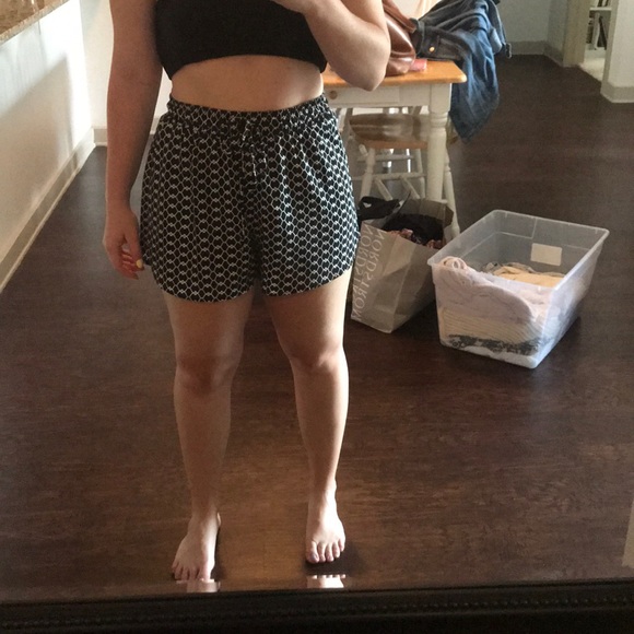 Black and white flowy shorts - Picture 2 of 3